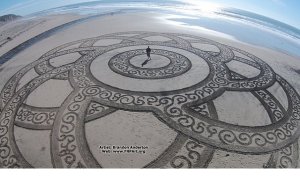 crop circles 2019 - Page 3 Sand_man_leaves_giant_labyrinth_like_circles_on_santa_cruz_beaches_m10